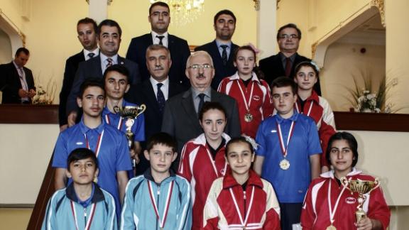 Yıldızlar Badminton Takımından Sivas Valiliğine Ziyaret