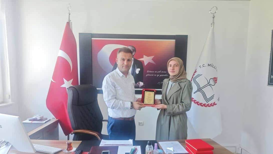 İlçe Millî Eğitim Müdürümüz Sayın Taşkın DOĞAN, İlçemizde görev yaparken tayin dolayısıyla bizlere veda eden kıymetli öğretmenlerimize plaketlerini takdim ederek teşekkür etti.