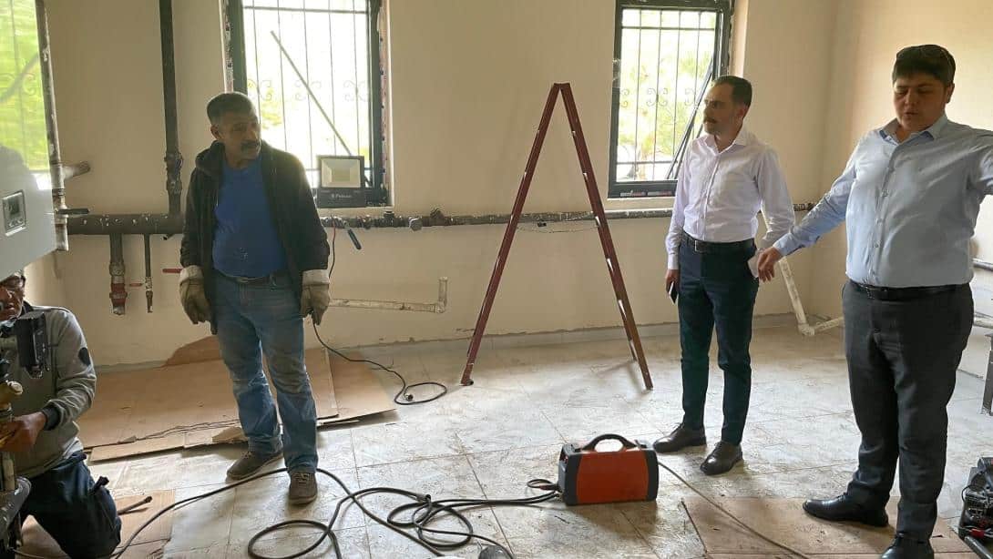 İlçe Millî Eğitim Müdürümüz Sayın Batuhan VURAL,  yaz dönemi bakım ve onarım  çalışmaları yapılan okullarımızı ziyaret ederek yürütülen çalışmaları yerinde inceledi